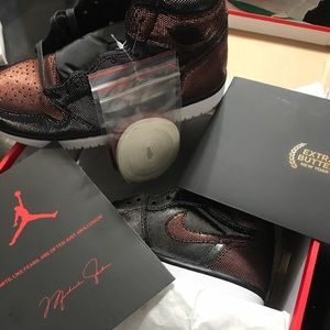 Jordan 1 retro high fearless metallic gold (W)